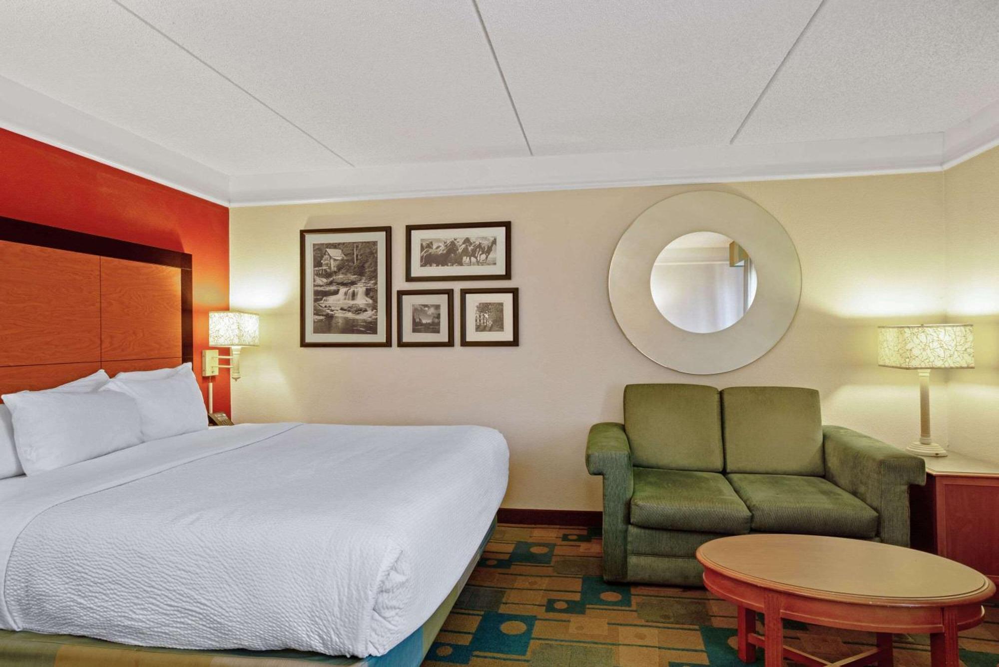 Hotel La Quinta By Wyndham Winston-Salem Esterno foto